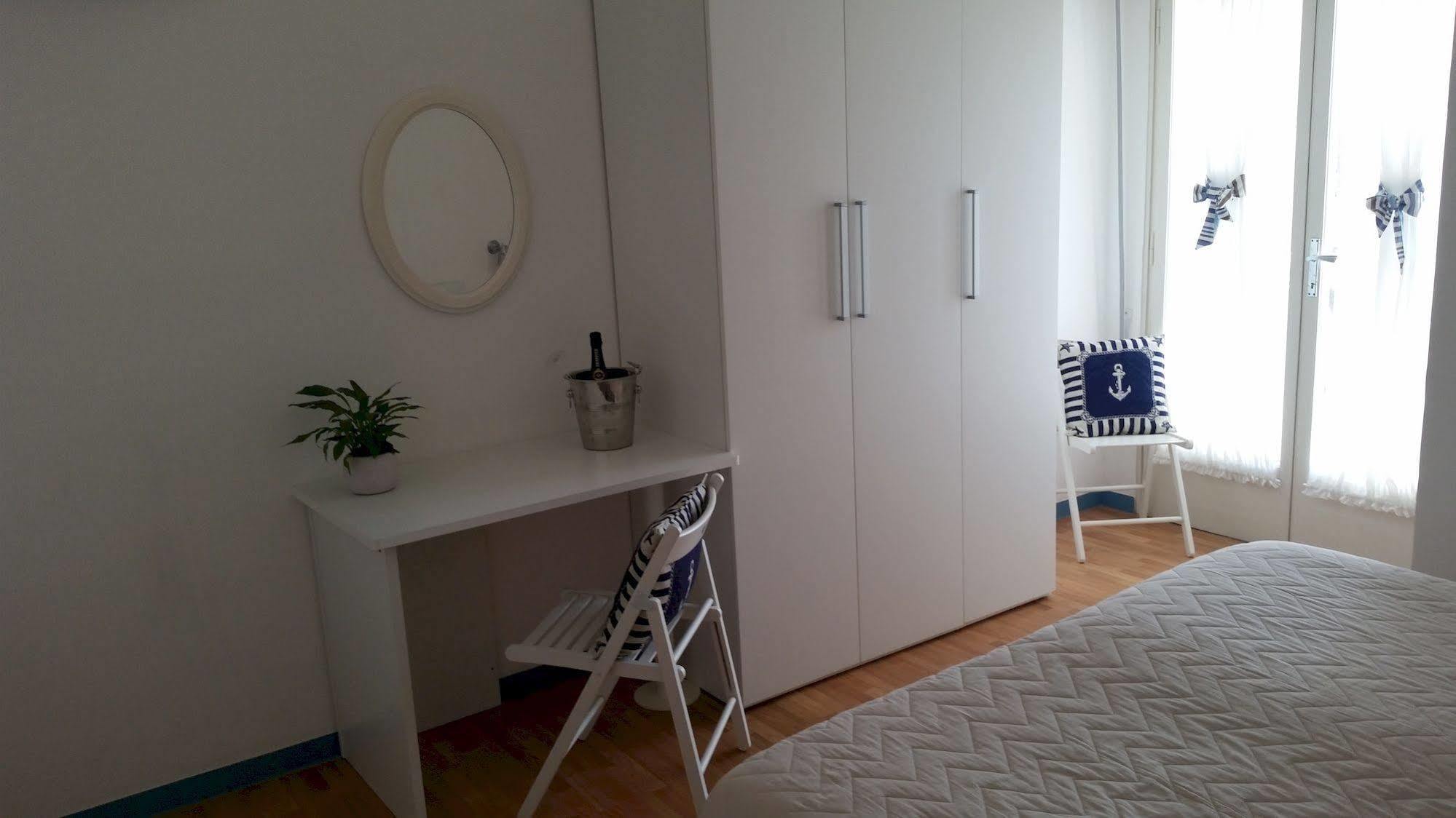 Готель Milano Марина-ді-П'єтразанта Екстер'єр фото